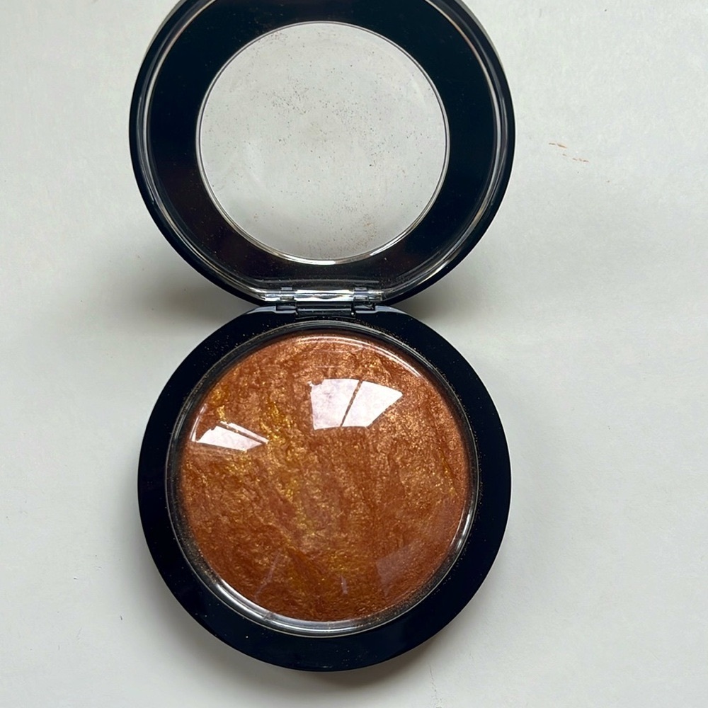 MAC Mineralize Skinfinish in Gold Deposit - Picture 3 of 3